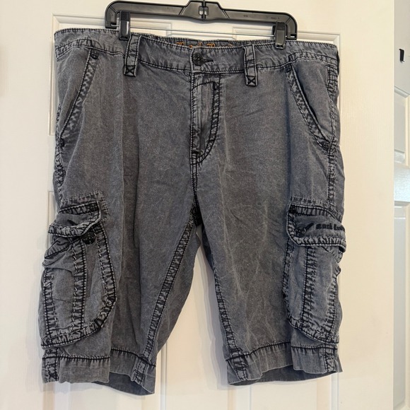 Men's True Religion Classic Fit Shorts sz 38 x‎ 23 Washed & Worn Gray Studded - Picture 7 of 9